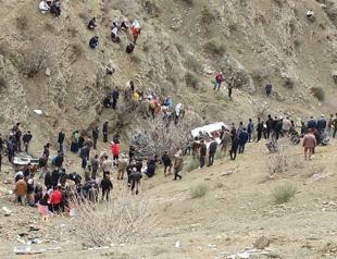 Minibus veers off cliff, killing two schoolchildren in southeast