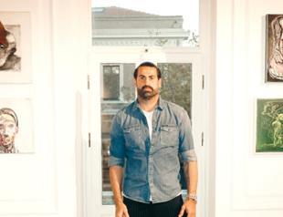 Footballers collecting art