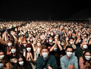 In Barcelona, 5,000 fans attend gig for COVID trial