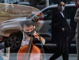 Musicians hungry to perform make a Manhattan storefront their stage
