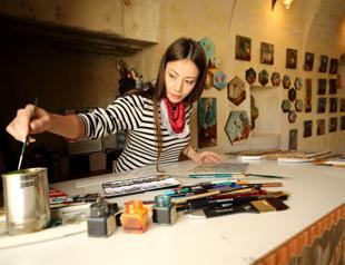 Artist paints fairy girls on Cappadocia rocks