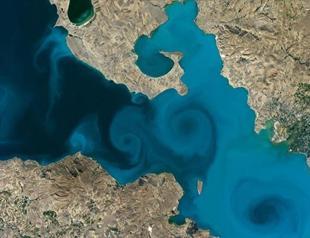 NASA photo contest: Turkish lake vs stars in the sky