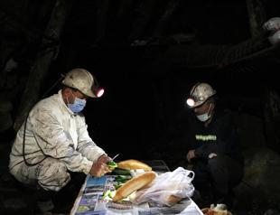 Miners have Ramadan’s first ‘sahur’ 250 meters underground