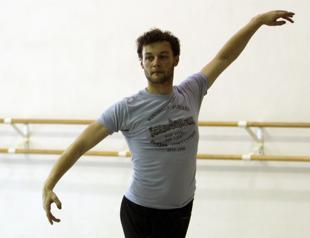 UK’s star ballet choreographer dies at 35