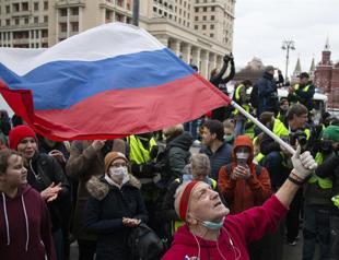 Thousands of pro-Navalny protesters rally in Moscow