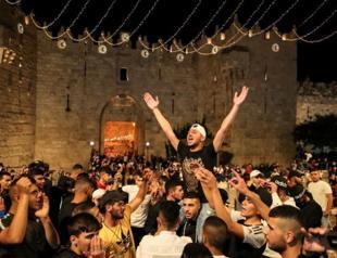 Palestinians cheer as Israeli barriers come down after Jerusalem Ramadan clashes