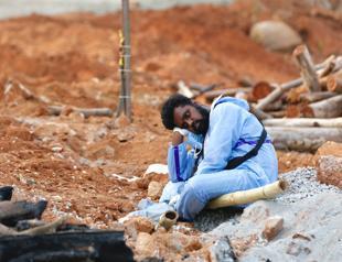 India COVID-19 deaths surge again, more global aid flown in