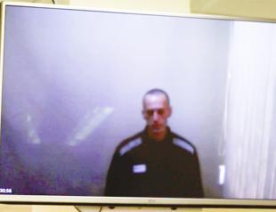 Kremlin critic Navalny defiant but gaunt after ending hunger strike