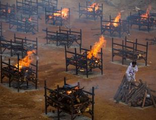 India expands faltering vaccine drive as new cases soar