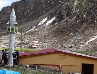 Villagers erect, lay down mosque’s minaret seasonally