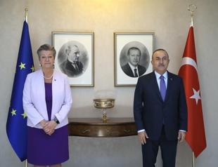 EU commissioner visits Turkey for 2016 migrant deal