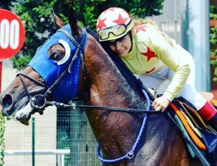 Woman manages both motherhood and jockeying together