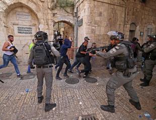 Violence erupts at al-Aqsa mosque as Israel marks Jerusalem Day