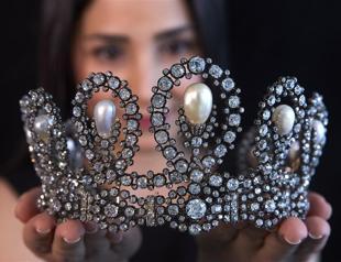 Instagram tiara, Kashmir sapphire shine in Geneva auction
