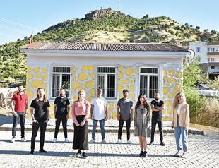 Idealist teachers volunteer to repair village schools, help children