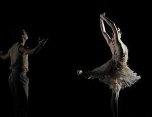 Dancers of Royal Ballet rehearsing for reopening