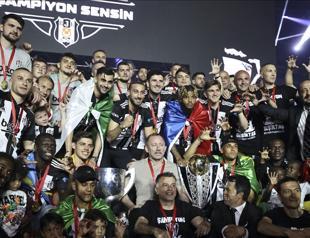 Beşiktaş handed Süper Lig trophy in ceremony