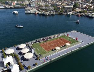 Floating tennis court on Golden Horn opens with mayor’s match