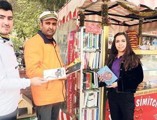 Istanbul simit seller exchanges books with customers