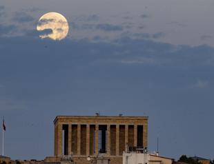 Super flower moon lights up skies