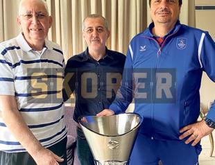 Efes coach carries EuroLeague trophy to veteran coach