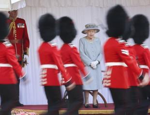 After charming leaders, Queen Elizabeth sits back for parade