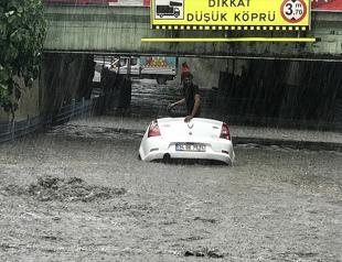 Heavy rain causes flash floods in Istanbul