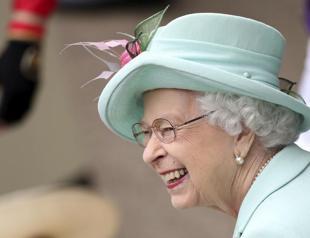 Queen beams as she returns to Ascot after COVID-19 hiatus
