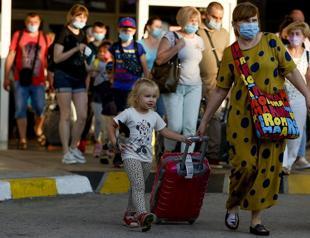 Russian tourists return to Turkey after flights resume