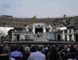 3D video replaces huge sets in Verona as full operas resume