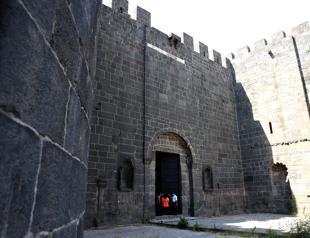 Medieval mountain gate reinstalled after 79 years