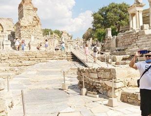 Local tourists flock Aegean coasts as curfews end