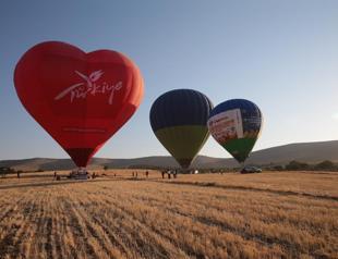 Hot air balloons soar into sky in ancient Göbeklitepe