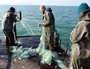 Fishermen in Lake Van cast lines as fishing ban ends