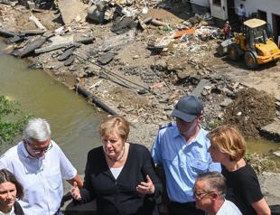 Merkel tours ’surreal’ flood scene, vows aid, climate action