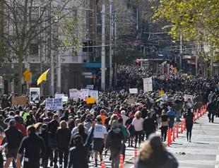 Anti-lockdown protesters clash with Sydney police
