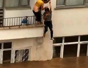 Couple saved by hanging rope amid flood in Black Sea region