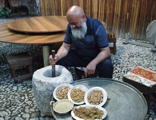 Lök: Mysterious love of mulberry and walnut