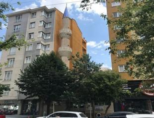 Mosque squeezed between two buildings surprises passersby