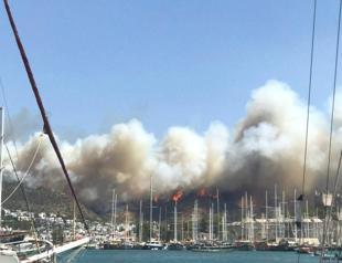 Tourists in Bodrum evacuated by boat amid fires