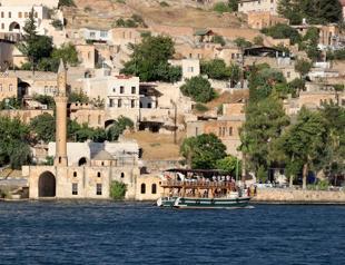 Visitors rush to Halfeti lying in middle of steppe