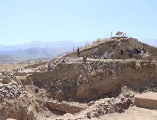 Iron Age walls, plaster remains found in mound