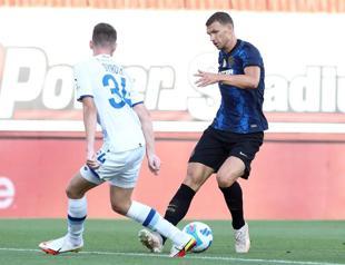 Inter Milan sign Dzeko, Dumfries