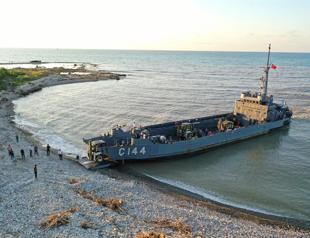 Aid sent to disaster-hit area by landing ships