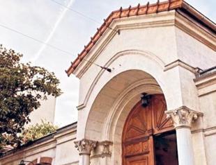 Row erupts between French consulate, cafe owners