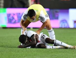 Beşiktaş defender NSakala collapses during Süper Lig match