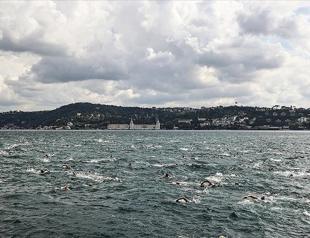 Turkish swimmers clinch top spots in Bosphorus cross-continent race