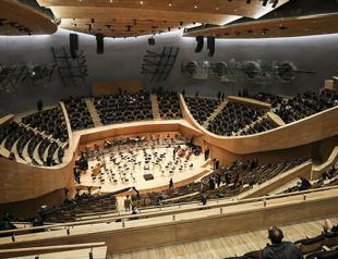 New venue of presidential orchestra opens season