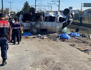 6 dead as freight train, bus collide in northwestern Turkey