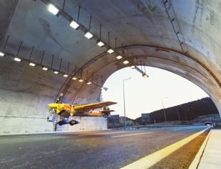 Pilot breaks longest tunnel flight world record in Istanbul
